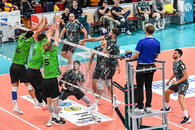 Nico Wegner Powervolleys Düren, 2 3 v r , with a smash against the block of Julian Hoyer Bitterfeld Wolfen, 6 , Sebastian Lucas Rösler Bitterfeld Wolfen, 11 , Matus Jalovecky Bitterfeld Wolfen, 5 , Action, Action, Game scene, 27 12 2023, Düren Germany , Volleyball, 1 Bundesliga Men, SWD Powervolleys Düren BC Bitterfeld Wolfen xmhx