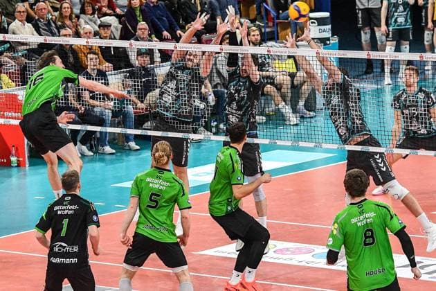 from left Ben Simon Bonin Bitterfeld Wolfen, 16 smashes against the Düren block, action, action, game scene, 27 12 2023, Düren Germany , Volleyball, 1 Bundesliga Men, SWD Powervolleys Düren BC Bitterfeld Wolfen xmhx