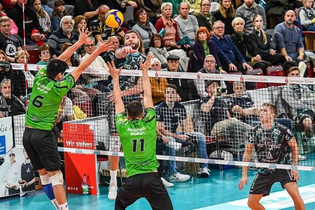 Nico Wegner Powervolleys Düren, 2 center, trying to pass the cue ball over the block of Julian Hoyer Bitterfeld Wolfen, 6 and Sebastian Lucas Rösler Bitterfeld Wolfen, 11 , Action, Action, Game scene, 27 12 2023, Düren Germany , Volleyball, 1 Bundesliga Men, SWD Powervolleys Düren BC Bitterfeld Wolfen xmhx