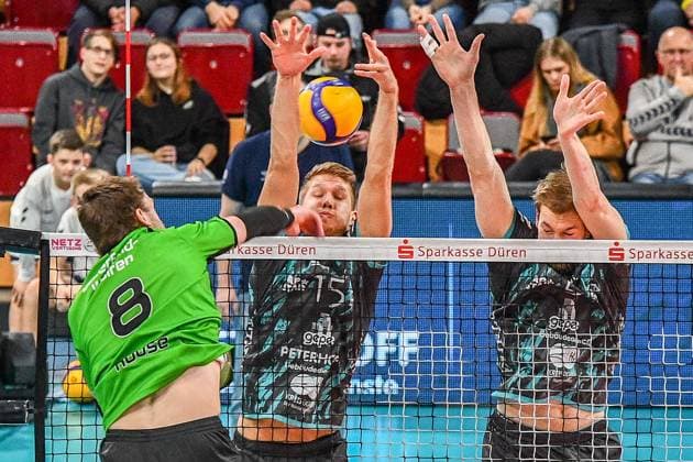 v li Logan House Bitterfeld Wolfen, 8 smashes against the Düren block, action, action, game scene, 27 12 2023, Düren Germany , Volleyball, 1 Bundesliga Men, SWD Powervolleys Düren BC Bitterfeld Wolfen xmhx
