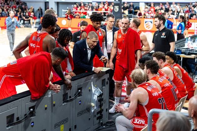 Oren Amiel Bamberg Baskets, Coach, Team, Crew, Timeout, Bamberg Baskets vs Wuerzburg Baskets, Basketball, easyCredit BBL, Matchday 13, 27 12 2023 Bamberg Baskets vs Wuerzburg Baskets, Basketball, easyCredit BBL, Matchday 13, 27 12 2023 Bamberg Copyright: xEibner-Pressefoto G.xSantemizx EP_EER