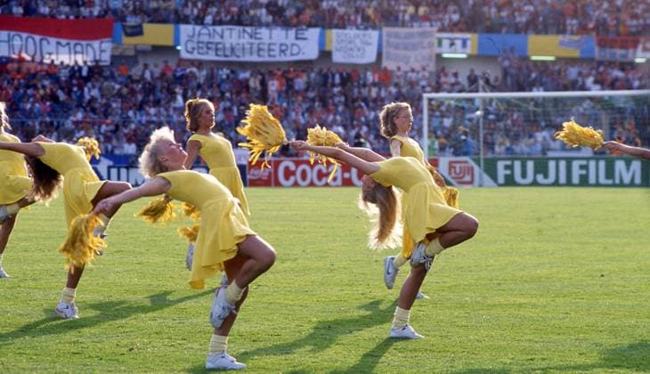 18.06.92 Niederlande - Deutschland Schweden, Göteborg, 17.06.1992, Fussball, EM 1992 in Schweden, Niederlande - Deutschland (3:1): Cheerleader. *** 18 06 92 Netherlands Germany Sweden, Gothenburg, 17 06 1992, Football, European Championship 1992 in Sweden, Netherlands Germany 3 1 Cheerleader