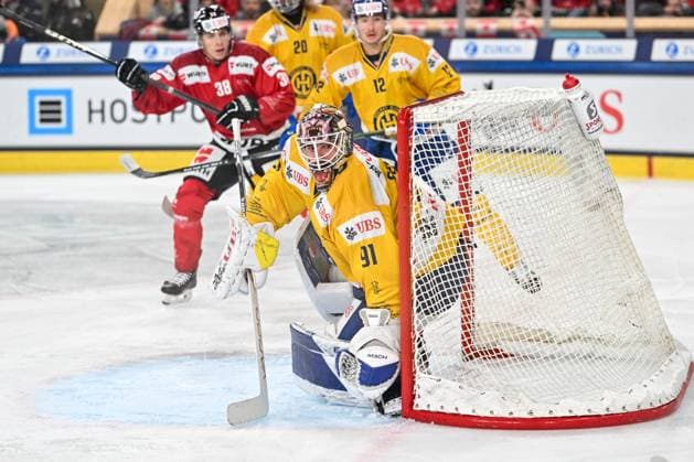 28 12 2023, Davos, Eisstadion Davos, Spengler Cup Team Canada HC Davos, 91 goalkeeper Gilles Senn Davos Davos Eisstadion Davos Graubünden Switzerland Copyright: xJustPictures.ch AndreaxBrancax jp-en-AnBr-AB_28122023_AAB_5526