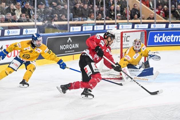 28 12 2023, Davos, Eisstadion Davos, Spengler Cup Team Canada HC Davos, 9 Michael Joly Team Canada against 91 goalkeeper Gilles Senn Davos Davos Eisstadion Davos Graubünden Switzerland Copyright: xJustPictures.ch AndreaxBrancax jp-en-AnBr-AB_28122023_AAB_5901