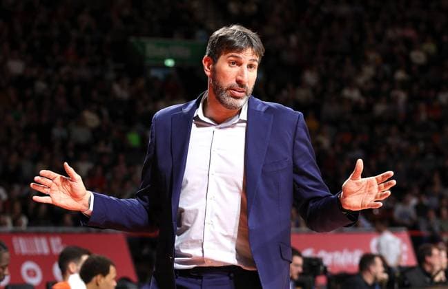 Alex Mumbru Valencia Basket, Head Coach gestures GER, FC Bayern Basketball vs Valenica Basket, Basketball, EuroLeague, Season 2023 2024, 28 12 2023, GER, FC Bayern Basketball vs Valenica Basket, Basketball, EuroLeague, Season 2023 2024, 28 12 2023, Munich Copyright: xEibner-Pressefoto MarcelxEngelbrechtx EP_MET
