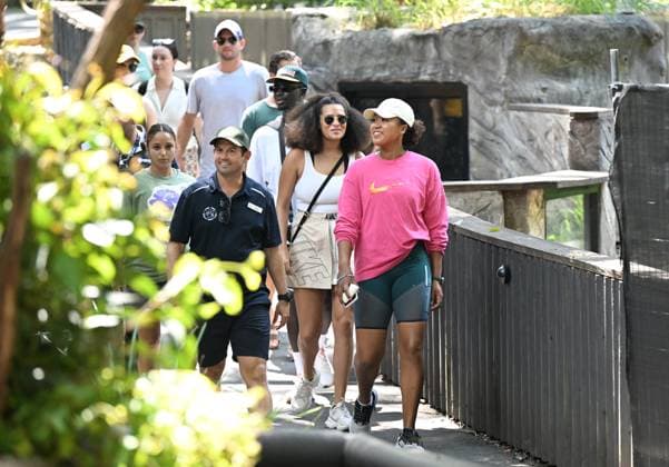 TENNIS NAOMI OSAKA BRISBANE INTERNATIONAL, Naomi Osaka (right) is seen during a visit to Lone Pine Koala Sanctuary in Brisbane, Friday, December 29, 2023. Naomi Osaka will be playing in the Brisbane International tennis tournament after taking a long break from tennis after having her baby daughter Shai. ( NO ARCHIVING, EDITORIAL USE ONLY, NO USE IN BOOKS WITHOUT CONSENT BRISBANE QUEENSLAND AUSTRALIA  Copyright: xDARRENxENGLANDx 20231229001882855972