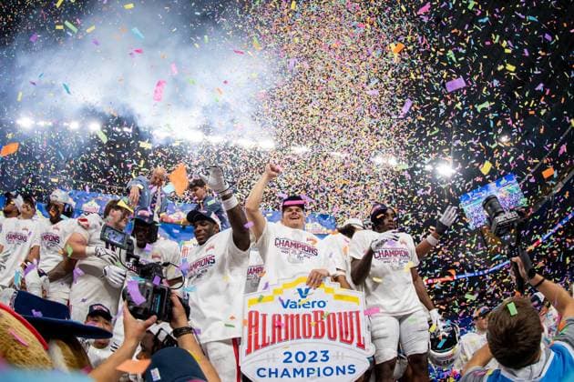 Bilder des Jahres 2023, Sport 12 Dezember Sport Themen der Woche KW52 Sport Bilder des Tages December 28, 2023: The Arizona Wildcats celebrate after winning the Valero Alamo Bowl NCAA, College League, USA football game between the Arizona Wildcats and the Oklahoma Sooners in San Antonio, TX. .. CSM USA - ZUMAc04_ 20231229_zma_c04_006 Copyright: xTraskxSmithx