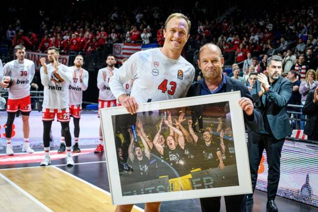 Bilder des Jahres 2023, Sport 12 Dezember Sport Themen der Woche KW52 Sport Bilder des Tages Basketball Berlin 29.12.2023 Saison 2023 2024 Euroleague Alba Berlin - Olympiakos Piräus Luke Sikma (Piräus, No.43) wird vor dem Spiel geehrt Marko Baldi *** Basketball Berlin 29 12 2023 Season 2023 2024 Euroleague Alba Berlin Olympiakos Piraeus Luke Sikma Piraeus, No 43 is honored before the game Marko Baldi