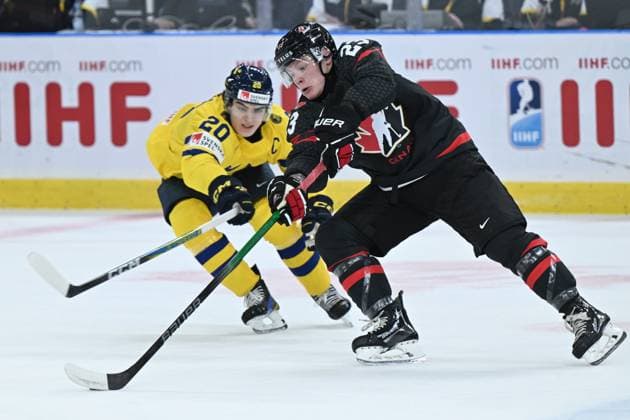 GOTHENBURG, SWEDEN 20231229 Sweden s Liam Öhgren and Canada s Ty Nelson during the IIHF World Junior Championship group A ice hockey match between Canada and Sweden at Scandinavium in Gothenburg, Sweden December 29, 2023 GOTHENBURG SWEDEN x9200x  Copyright: xBjörnxLarssonxRosvall TTx IIHF World Junior Championship 23-24 Canada -Sweden
