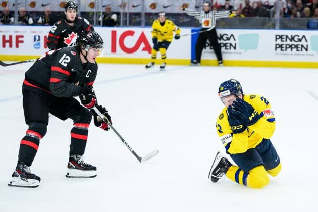 231229 Jonathan Lekkerimäki of Sweden in pain during the 2024 IIHF World Junior Championship game between Canada and Sweden on December 29, 2023 in Gothenburg Photo Jesper Zerman BILDBYRAN kod JZ JZ0472 ishockey ice hockey jvm junior vm u20 2024 iihf world junior championship world juniors canada canada sverige sweden bbeng bbauto depp injury  Copyright: JESPERxZERMAN BB231229JZ121