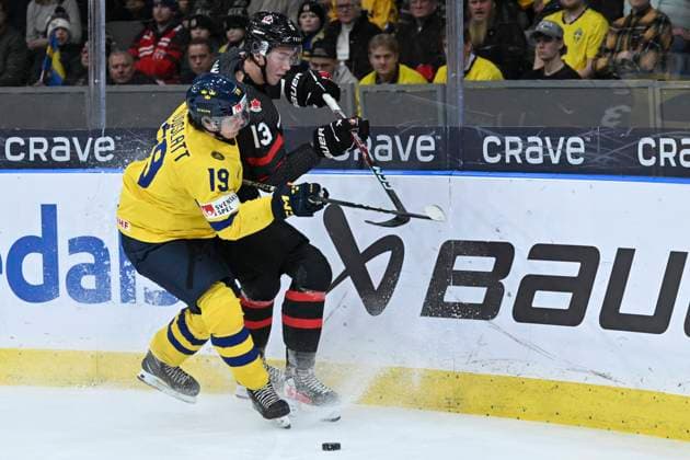 GOTHENBURG, SWEDEN 20231229 Sweden s Rasmus Rudslätt and Canada s Maveric Lamoureux during the IIHF World Junior Championship group A ice hockey match between Canada and Sweden at Scandinavium in Gothenburg, Sweden December 29, 2023 GOTHENBURG SWEDEN x9200x  Copyright: xBjörnxLarssonxRosvall TTx IIHF World Junior Championship 23-24 Canada -Sweden