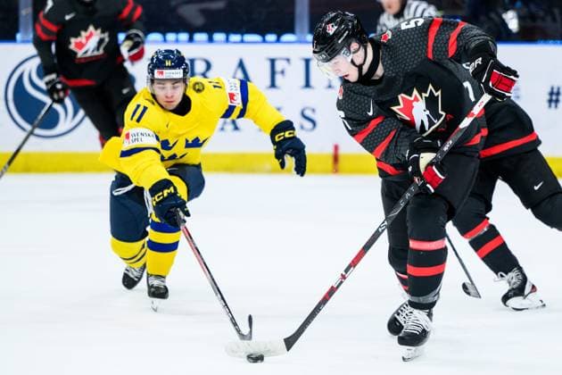 231229 Isac Born of Sweden and Oliver Bonk of Canada during the 2024 IIHF World Junior Championship game between Canada and Sweden on December 29, 2023 in Gothenburg Photo Jesper Zerman BILDBYRAN kod JZ JZ0472 ishockey ice hockey jvm junior vm u20 2024 iihf world junior championship world juniors canada canada sverige sweden bbeng bbauto  Copyright: JESPERxZERMAN BB231229JZ136