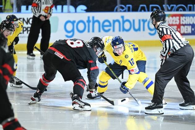 GOTHENBURG, SWEDEN 20231229 Start of 2nd period Face off between Canada s Owen Beck and Sweden s Noah Östlund during the IIHF World Junior Championship group A ice hockey match between Canada and Sweden at Scandinavium in Gothenburg, Sweden December 29, 2023 GOTHENBURG SWEDEN x9200x  Copyright: xBjörnxLarssonxRosvall TTx IIHF World Junior Championship 23-24 Canada -Sweden
