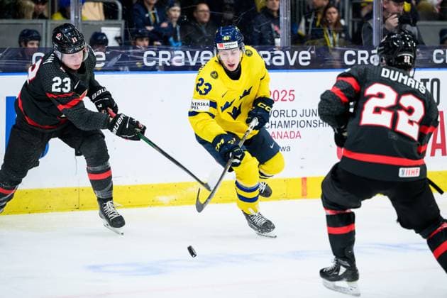231229 Ty Nelson of Canada and Jonathan Lekkerimäki of Sweden during the 2024 IIHF World Junior Championship game between Canada and Sweden on December 29, 2023 in Gothenburg Photo Jesper Zerman BILDBYRAN kod JZ JZ0472 ishockey ice hockey jvm junior vm u20 2024 iihf world junior championship world juniors canada canada sverige sweden bbeng bbauto  Copyright: JESPERxZERMAN BB231229JZ155