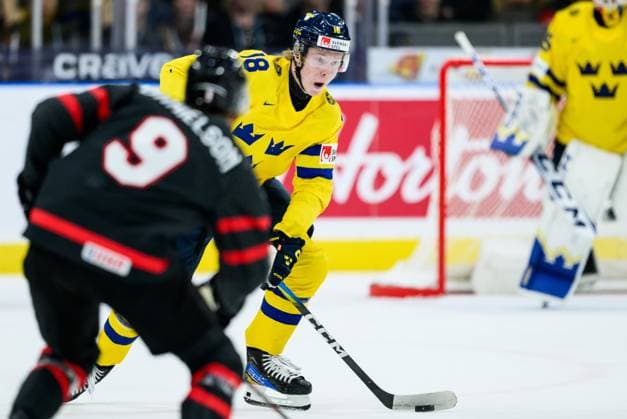231229 Filip Bystedt of Sweden during the 2024 IIHF World Junior Championship game between Canada and Sweden on December 29, 2023 in Gothenburg Photo Jesper Zerman BILDBYRAN kod JZ JZ0472 ishockey ice hockey jvm junior vm u20 2024 iihf world junior championship world juniors canada canada sverige sweden bbeng bbauto  Copyright: JESPERxZERMAN BB231229JZ150