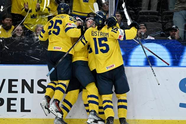 GOTHENBURG, SWEDEN 20231229 Sweden s Tom Willander scores 0 1 and celebrates with Sweden s Otto Stenberg and David Edstrom during the IIHF World Junior Championship group A ice hockey match between Canada and Sweden at Scandinavium in Gothenburg, Sweden December 29, 2023 GOTHENBURG SWEDEN x9200x  Copyright: xBjörnxLarssonxRosvall TTx IIHF World Junior Championship 23-24 Canada -Sweden