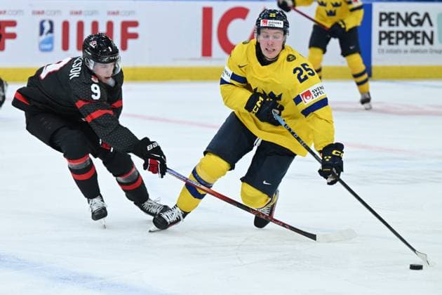 GOTHENBURG, SWEDEN 20231229 Canada s Nate Danielson and Sweden s Otto Stenberg during the IIHF World Junior Championship group A ice hockey match between Canada and Sweden at Scandinavium in Gothenburg, Sweden December 29, 2023 GOTHENBURG SWEDEN x9200x  Copyright: xBjörnxLarssonxRosvall TTx IIHF World Junior Championship 23-24 Canada -Sweden