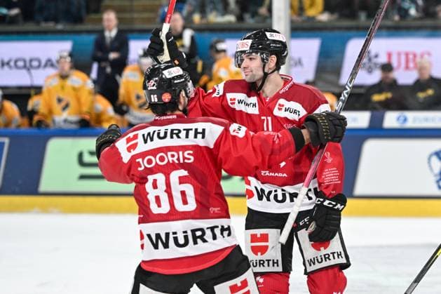 29 12 2023, Davos, Eisstadion Davos, Spengler Cup Team Canada KalPa Kuopio, 71 John Quenneville Team Canada celebrate his goal with 86 Josh Jooris Team Canada Davos Eisstadion Davos Graubünden Switzerland Copyright: xJustPictures.ch AndreaxBrancax jp-en-AnBr-AB_29122023_AAB_0055