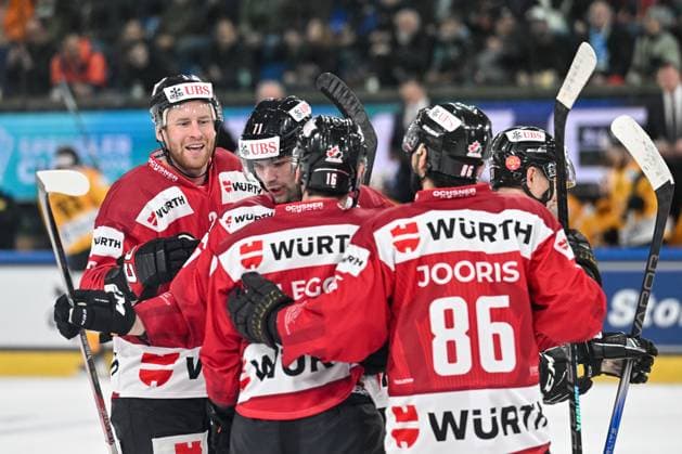 29 12 2023, Davos, Eisstadion Davos, Spengler Cup Team Canada KalPa Kuopio, 71 John Quenneville Team Canada celebrate his goal Davos Eisstadion Davos Graubünden Switzerland Copyright: xJustPictures.ch AndreaxBrancax jp-en-AnBr-AB_29122023_AAB_0117