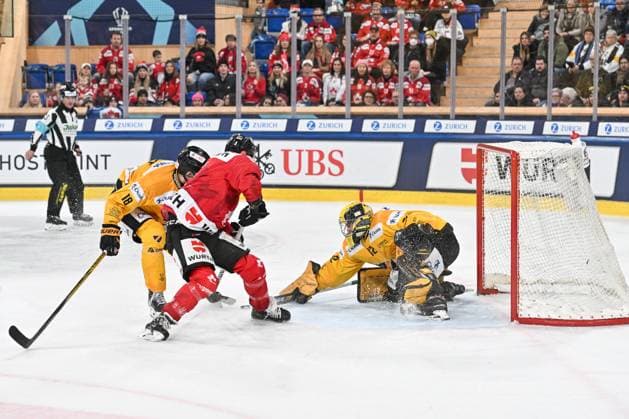 29 12 2023, Davos, Eisstadion Davos, Spengler Cup Team Canada KalPa Kuopio, 9 Michael Joly Team Canada against 32 goalkeeper Juha Katkola Kalpa Davos Eisstadion Davos Graubünden Switzerland Copyright: xJustPictures.ch AndreaxBrancax jp-en-AnBr-AB_29122023_AAB_0171