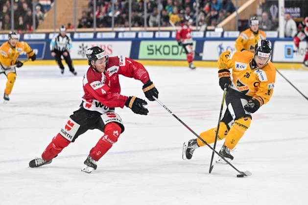29 12 2023, Davos, Eisstadion Davos, Spengler Cup Team Canada KalPa Kuopio, 4 Jordan Hazen Team Canada against 26 Thomas Schemitisch Team Canada Davos Eisstadion Davos Graubünden Switzerland Copyright: xJustPictures.ch AndreaxBrancax jp-en-AnBr-AB_29122023_AAB_0215