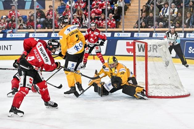29 12 2023, Davos, Eisstadion Davos, Spengler Cup Team Canada KalPa Kuopio, 32 goalkeeper Juha Katkola Kalpa Davos Eisstadion Davos Graubünden Switzerland Copyright: xJustPictures.ch AndreaxBrancax jp-en-AnBr-AB_29122023_AAB_0266