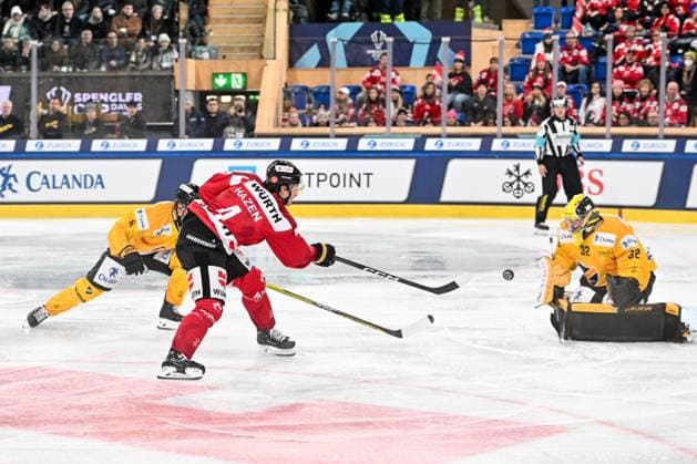 29 12 2023, Davos, Eisstadion Davos, Spengler Cup Team Canada KalPa Kuopio, 4 Jordan Hazen Team Canada against 32 goalkeeper Juha Katkola Kalpa Davos Eisstadion Davos Graubünden Switzerland Copyright: xJustPictures.ch AndreaxBrancax jp-en-AnBr-AB_29122023_AAB_9750