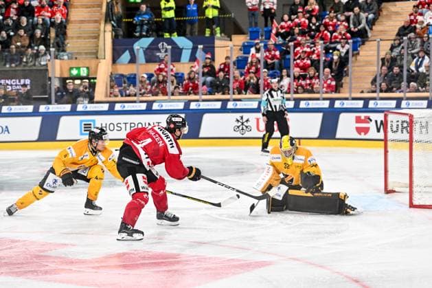 29 12 2023, Davos, Eisstadion Davos, Spengler Cup Team Canada KalPa Kuopio, 4 Jordan Hazen Team Canada against 32 goalkeeper Juha Katkola Kalpa Davos Eisstadion Davos Graubünden Switzerland Copyright: xJustPictures.ch AndreaxBrancax jp-en-AnBr-AB_29122023_AAB_9752