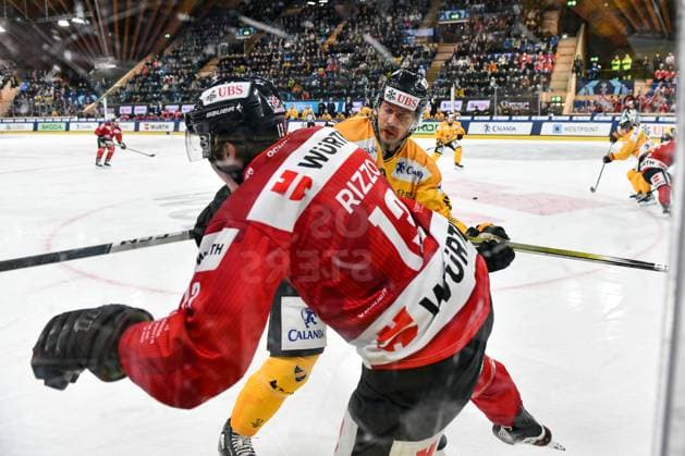 29 12 2023, Davos, Eisstadion Davos, Spengler Cup Team Canada KalPa Kuopio, 23 Aleki Elorinne Kalpa against 13 Massimo Rizzo Team Canada Davos Eisstadion Davos Graubünden Switzerland Copyright: xJustPictures.ch AndreaxBrancax jp-en-AnBr-AB_29122023_DSC_7138