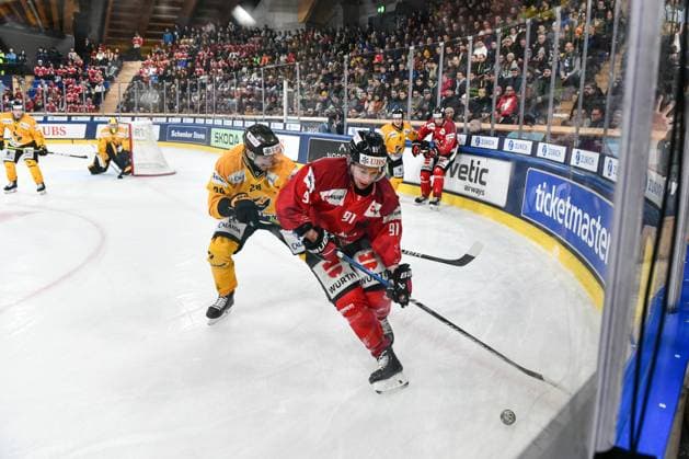 29 12 2023, Davos, Eisstadion Davos, Spengler Cup Team Canada KalPa Kuopio, 91 Tyler Morley Team Canada against 28 Jaakko Rissanen Kalpa Davos Eisstadion Davos Graubünden Switzerland Copyright: xJustPictures.ch AndreaxBrancax jp-en-AnBr-AB_29122023_DSC_7164