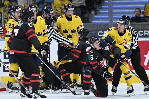 GOTHENBURG, SWEDEN 20231229 Sweden s Noah Östlund fights with Canada s Matthew Poitras during the IIHF World Junior Championship group A ice hockey match between Canada and Sweden at Scandinavium in Gothenburg, Sweden December 29, 2023 GOTHENBURG SWEDEN x9200x  Copyright: xBjörnxLarssonxRosvall TTx IIHF World Junior Championship 23-24 Canada -Sweden