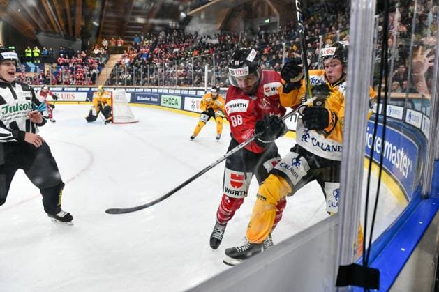 29 12 2023, Davos, Eisstadion Davos, Spengler Cup Team Canada KalPa Kuopio, 88 Chris DiDomenico Team Canada against 6 Filip Westerlund Kalpa Davos Eisstadion Davos Graubünden Switzerland Copyright: xJustPictures.ch AndreaxBrancax jp-en-AnBr-AB_29122023_DSC_7175