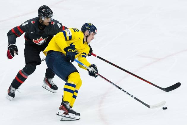 231229 Noah Warren of Canada and Anton Wahlberg of Sweden during the 2024 IIHF World Junior Championship game between Canada and Sweden on December 29, 2023 in Gothenburg Photo Michael Erichsen BILDBYRAN COP 89 JZ0472 ishockey ice hockey jvm junior vm u20 2024 iihf world junior championship world juniors canada canada sverige sweden bbeng  Copyright: MICHAELxERICHSEN BB231229MI032