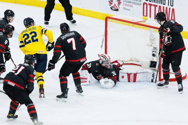231229 Anton Wahlberg of Sweden and Jorian Donovan and Goalkeeper Mathis Rousseau of Canada during the 2024 IIHF World Junior Championship game between Canada and Sweden on December 29, 2023 in Gothenburg Photo Michael Erichsen BILDBYRAN COP 89 JZ0472 ishockey ice hockey jvm junior vm u20 2024 iihf world junior championship world juniors canada canada sverige sweden bbeng  Copyright: MICHAELxERICHSEN BB231229MI035