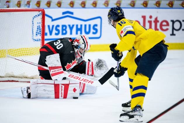 231229 Goaltender Mathis Rousseau of Canada and Felix Unger Sörum of Sweden during the 2024 IIHF World Junior Championship game between Canada and Sweden on December 29, 2023 in Gothenburg Photo Jesper Zerman BILDBYRAN kod JZ JZ0472 ishockey ice hockey jvm junior vm u20 2024 iihf world junior championship world juniors canada canada sverige sweden bbeng bbauto  Copyright: JESPERxZERMAN BB231229JZ174