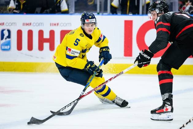231229 Mattias Hävelid of Sweden and Maveric Lamoureux of Canada during the 2024 IIHF World Junior Championship game between Canada and Sweden on December 29, 2023 in Gothenburg Photo Jesper Zerman BILDBYRAN kod JZ JZ0472 ishockey ice hockey jvm junior vm u20 2024 iihf world junior championship world juniors canada canada sverige sweden bbeng bbauto  Copyright: JESPERxZERMAN BB231229JZ179