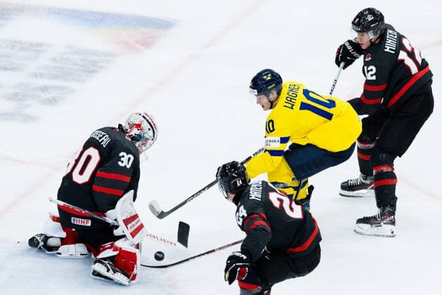 231229 Goaltender Mathis Rousseau of Canada and Fabian Wagner of Sweden during the 2024 IIHF World Junior Championship game between Canada and Sweden on December 29, 2023 in Gothenburg Photo Michael Erichsen BILDBYRAN COP 89 JZ0472 ishockey ice hockey jvm junior vm u20 2024 iihf world junior championship world juniors canada canada sverige sweden bbeng bbauto  Copyright: MICHAELxERICHSEN BB231229MI039