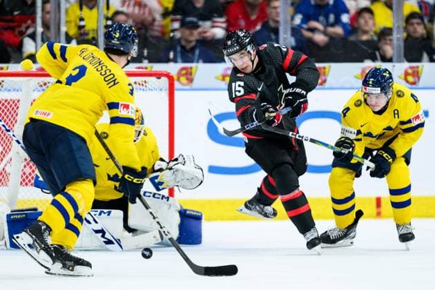 231229 Matthew Poitras of Canada and Axel Sandin Pellikka of Sweden during the 2024 IIHF World Junior Championship game between Canada and Sweden on December 29, 2023 in Gothenburg Photo Jesper Zerman BILDBYRAN kod JZ JZ0472 ishockey ice hockey jvm junior vm u20 2024 iihf world junior championship world juniors canada canada sverige sweden bbeng bbauto  Copyright: JESPERxZERMAN BB231229JZ194