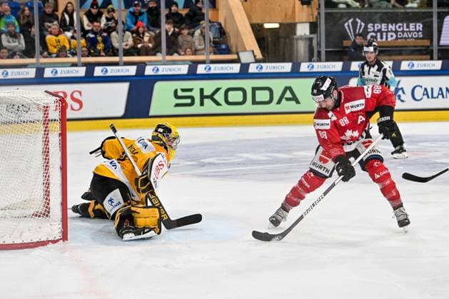 29 12 2023, Davos, Eisstadion Davos, Spengler Cup Team Canada KalPa Kuopio, 88 Chris DiDomenico Team Canada against 32 goalkeeper Juha Katkola Kalpa Davos Eisstadion Davos Graubünden Switzerland Copyright: xJustPictures.ch AndreaxBrancax jp-en-AnBr-AB_29122023_AAB_0651