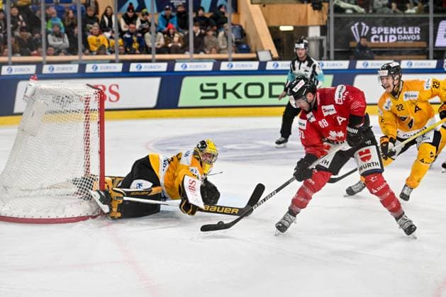 29 12 2023, Davos, Eisstadion Davos, Spengler Cup Team Canada KalPa Kuopio, 88 Chris DiDomenico Team Canada against 32 goalkeeper Juha Katkola Kalpa Davos Eisstadion Davos Graubünden Switzerland Copyright: xJustPictures.ch AndreaxBrancax jp-en-AnBr-AB_29122023_AAB_0656