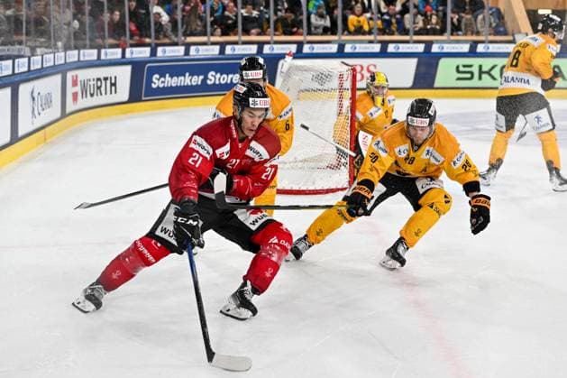 29 12 2023, Davos, Eisstadion Davos, Spengler Cup Team Canada KalPa Kuopio, 21 Jonathan Ang Team Canada Davos Eisstadion Davos Graubünden Switzerland Copyright: xJustPictures.ch AndreaxBrancax jp-en-AnBr-AB_29122023_AAB_0744