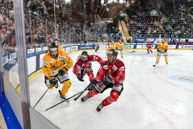 29 12 2023, Davos, Eisstadion Davos, Spengler Cup Team Canada KalPa Kuopio, 14 Jaakko Lantta Kalpa against 86 Josh Jooris Team Canada and 21 Jonathan Ang Team Canada Davos Eisstadion Davos Graubünden Switzerland Copyright: xJustPictures.ch AndreaxBrancax jp-en-AnBr-AB_29122023_DSC_7242