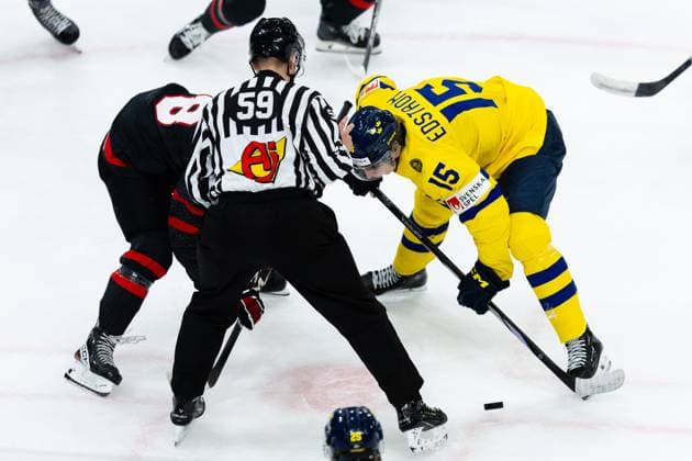 231229 Owen Beck of Canada and David Edstrom of Sweden during the 2024 IIHF World Junior Championship game between Canada and Sweden on December 29, 2023 in Gothenburg Photo Michael Erichsen BILDBYRAN COP 89 JZ0472 2024 iihf world junior championship bbeng canada ice hockey ishockey junior vm jvm canada sverige sweden u20 world juniors  Copyright: MICHAELxERICHSEN BB231229MI077