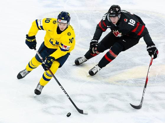231229 Fabian Wagner of Sweden and Matthew Wood of Canada during the 2024 IIHF World Junior Championship game between Canada and Sweden on December 29, 2023 in Gothenburg Photo Michael Erichsen BILDBYRAN COP 89 JZ0472 2024 iihf world junior championship bbeng canada ice hockey ishockey junior vm jvm canada sverige sweden u20 world juniors  Copyright: MICHAELxERICHSEN BB231229MI079