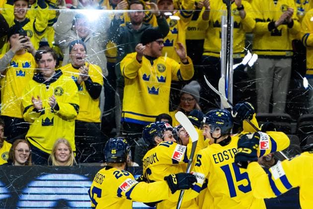 231229 Tom Willander of Sweden celebrates the 0 1 goal during the 2024 IIHF World Junior Championship game between Canada and Sweden on December 29, 2023 in Gothenburg Photo Jesper Zerman BILDBYRAN kod JZ JZ0472 ishockey ice hockey jvm junior vm u20 2024 iihf world junior championship world juniors canada canada sverige sweden bbeng bbauto jubel  Copyright: JESPERxZERMAN BB231229JZ216