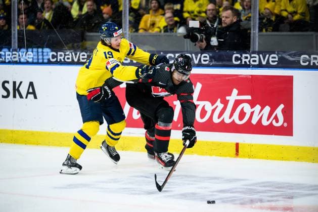 231229 Rasmus Rudslätt of Sweden and Noah Warren of Canada during the 2024 IIHF World Junior Championship game between Canada and Sweden on December 29, 2023 in Gothenburg Photo Jesper Zerman BILDBYRAN kod JZ JZ0472 ishockey ice hockey jvm junior vm u20 2024 iihf world junior championship world juniors canada canada sverige sweden bbeng  Copyright: JESPERxZERMAN BB231229JZ240