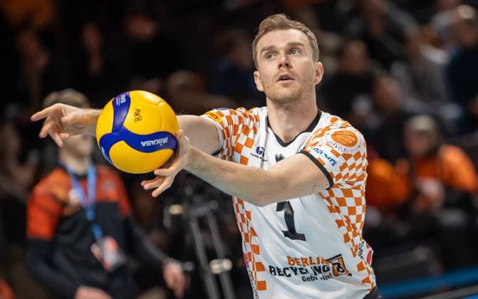 30 12 2023, Berlin, Volleyball 1 Bundesliga, Men, Matchday 11, BR Volleys Powervolleys Dueren, Max Schmeling Halle Berlins libero Adam Kowalski plays the ball BR Volleys Powervolleys Dueren