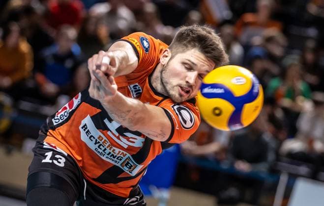 30 12 2023, Berlin, Volleyball 1 Bundesliga, Men, Matchday 11, BR Volleys Powervolleys Dueren, Max Schmeling Halle Berlins Ruben Schott takes a ball BR Volleys Powervolleys Dueren