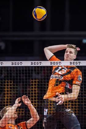 30 12 2023, Berlin, Volleyball 1 Bundesliga, Men, Matchday 11, BR Volleys Powervolleys Dueren, Max Schmeling Halle Berlins Saso Stalekar plays the ball over the net BR Volleys Powervolleys Dueren