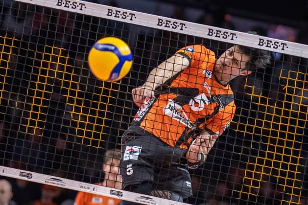 30 12 2023, Berlin, Volleyball 1 Bundesliga, Men, Matchday 11, BR Volleys Powervolleys Dueren, Max Schmeling Halle Berlins Nehemiah Mote plays the ball over the net BR Volleys Powervolleys Dueren